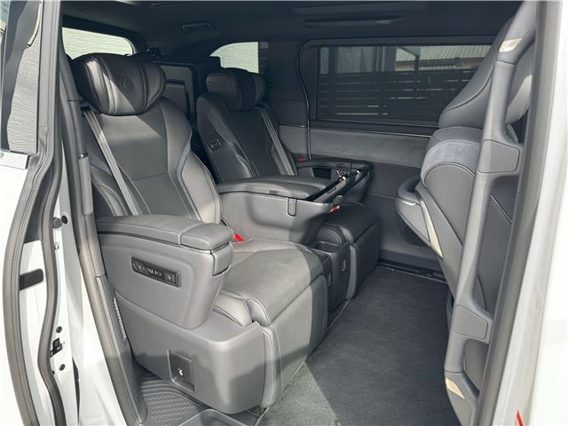 2025 Lexus LM photo 8