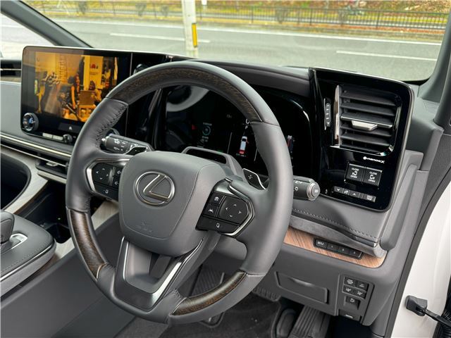 2025 Lexus LM photo 5