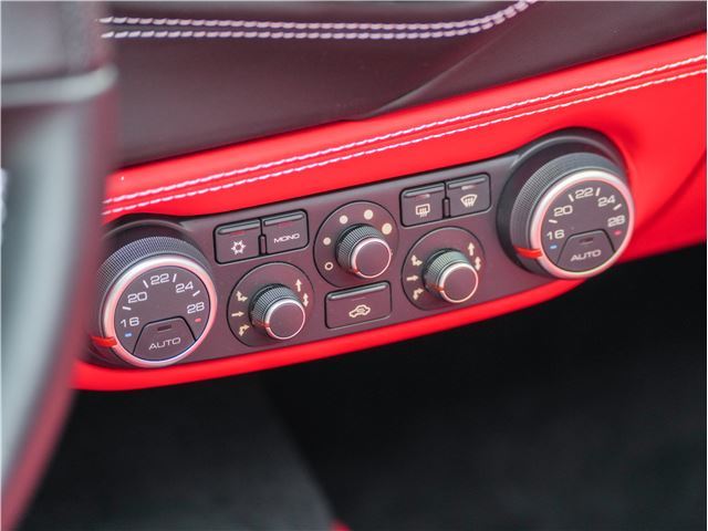 صورة مصغرة 38 لـ 2016 Ferrari 488 SPIDER