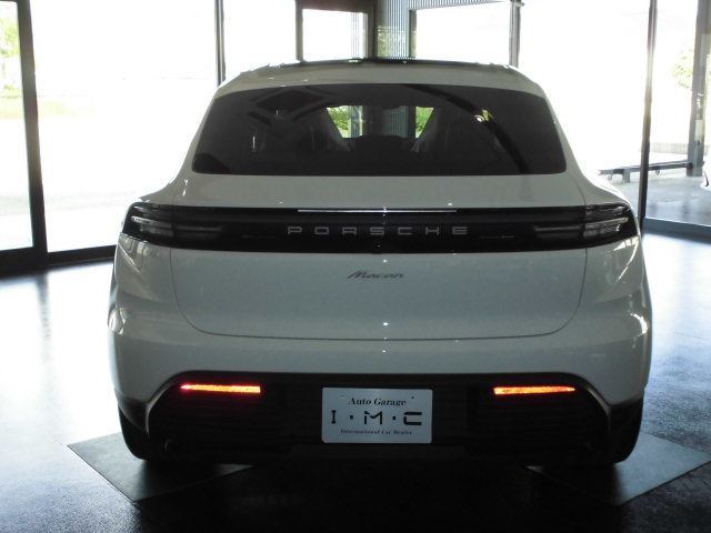 2026 Porsche MACAN ELECTRIC — миниатюра 3