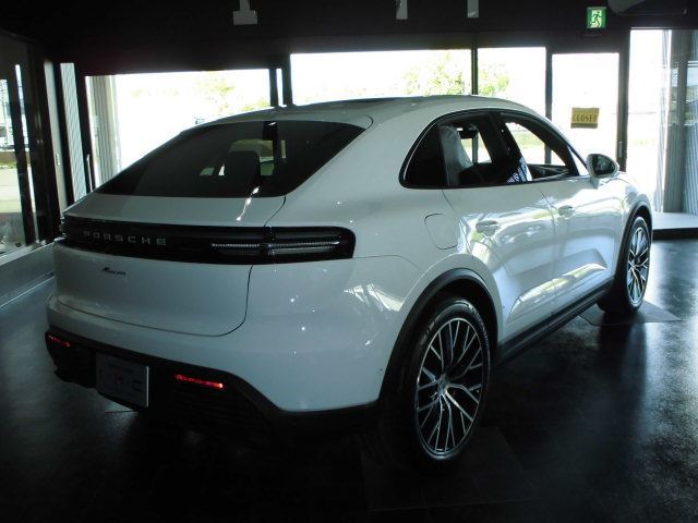 2026 Porsche MACAN ELECTRIC — миниатюра 2