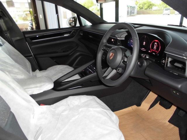 2026 Porsche MACAN ELECTRIC — миниатюра 11
