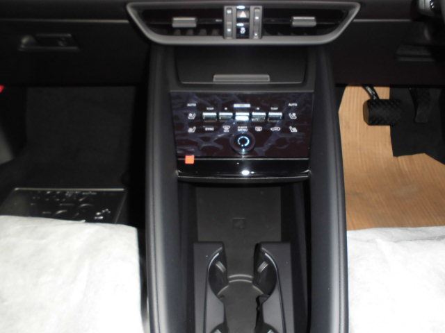 2026 Porsche MACAN ELECTRIC — миниатюра 20