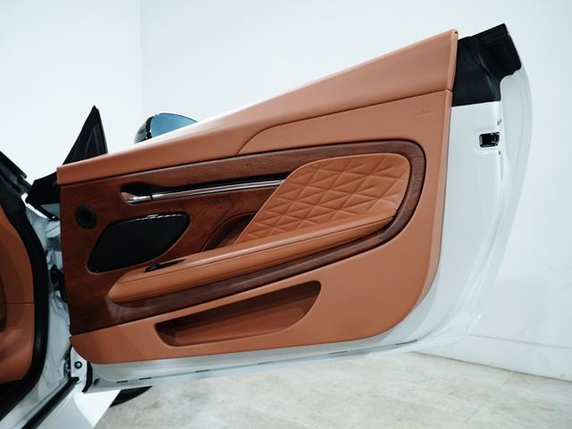 2025 Aston Martin DB12 VOLANTE 缩略图 19