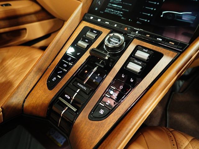 2025 Aston Martin DB12 VOLANTE 缩略图 26