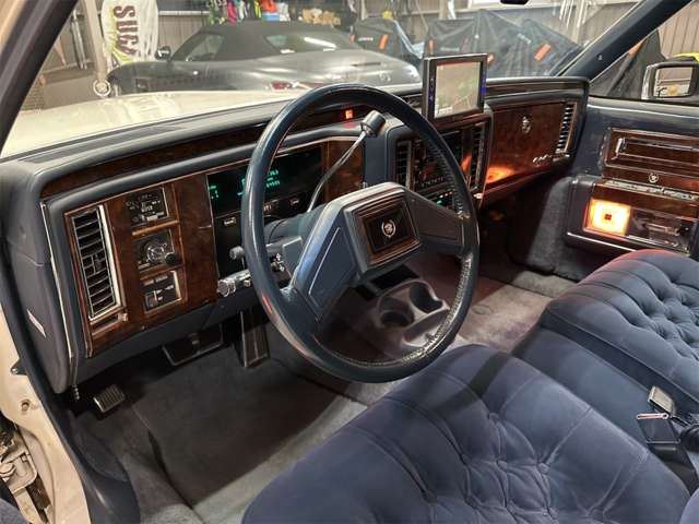 1992 Cadillac FLEETWOOD thumbnail 23