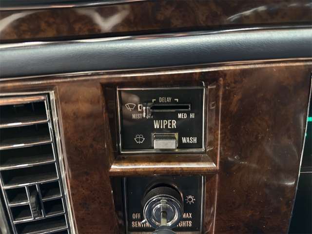 1992 Cadillac FLEETWOOD thumbnail 24