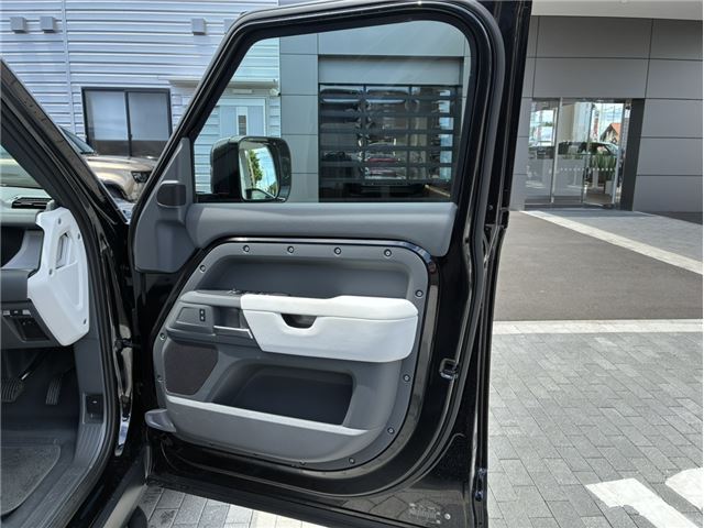 2025 LAND Rover DEFENDER thumbnail 15