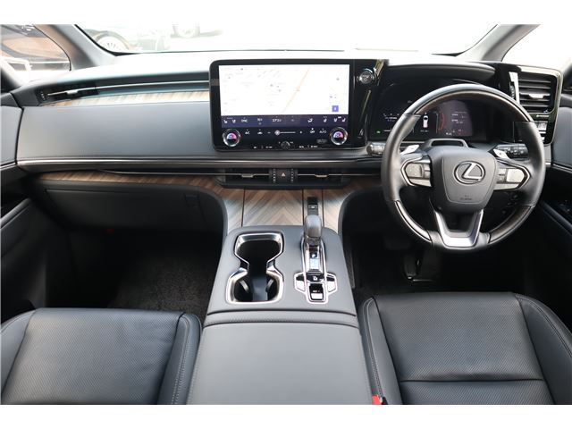 2024 Lexus LM photo 3