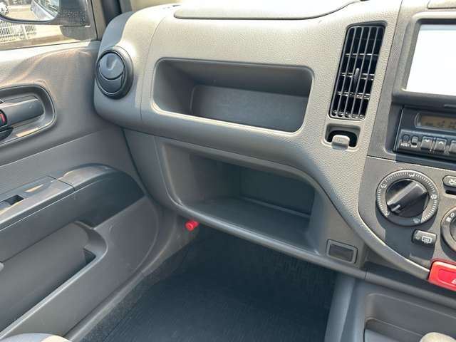 2010 Nissan AD — миниатюра 17