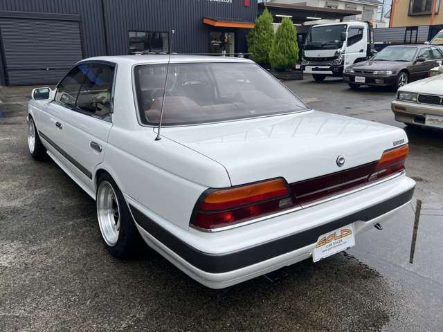 1989 Nissan LAUREL 照片 4