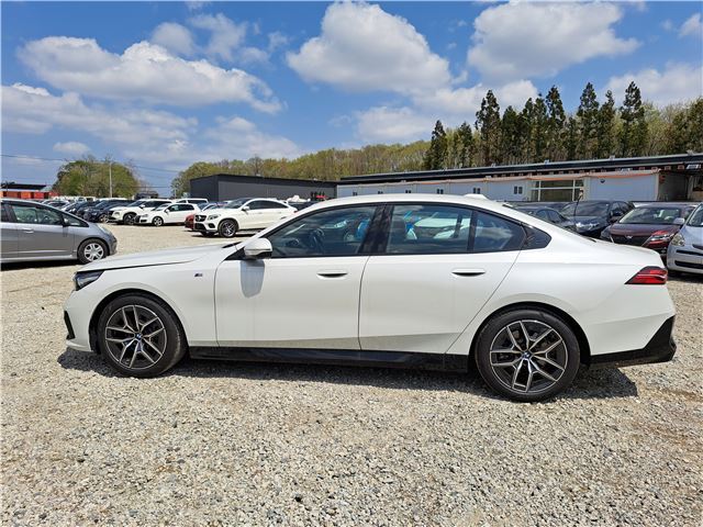 2024 BMW 5 SERIES — фото 9