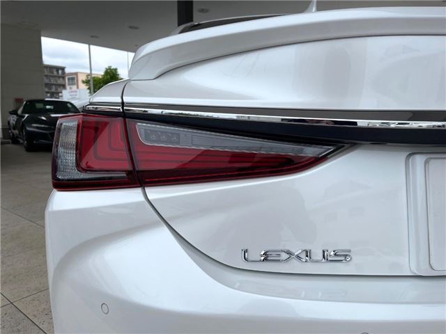 2019 Lexus ES photo 10