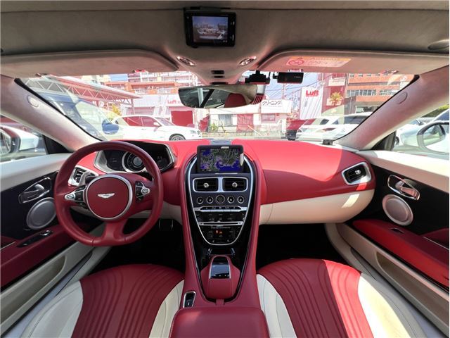 صورة 3 لـ 2017 Aston Martin DB11