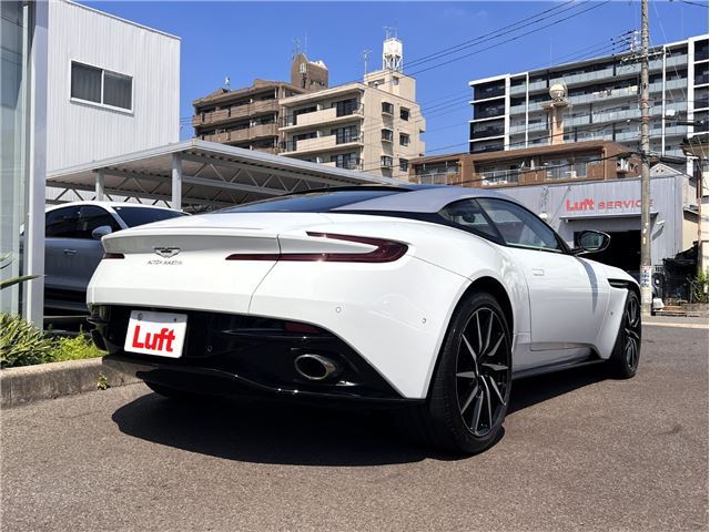 صورة 2 لـ 2017 Aston Martin DB11