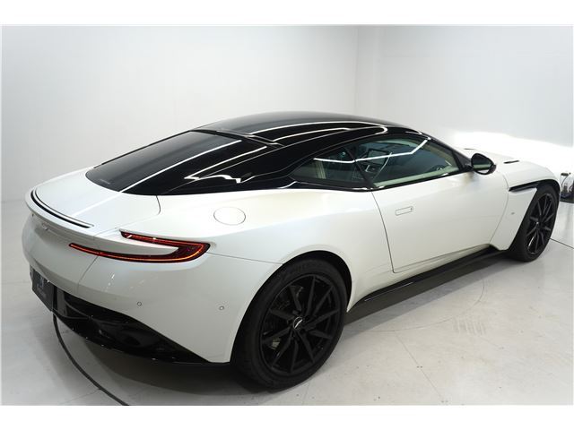 صورة 9 لـ 2017 Aston Martin DB11