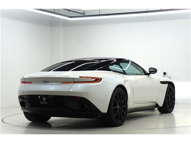 صورة 8 لـ 2017 Aston Martin DB11