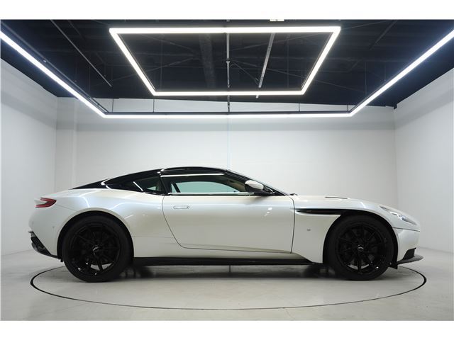 صورة 5 لـ 2017 Aston Martin DB11