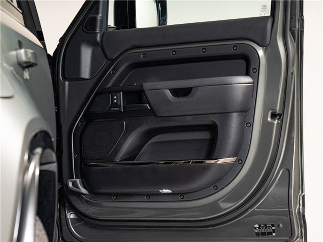 صورة 9 لـ 2025 LAND Rover DEFENDER