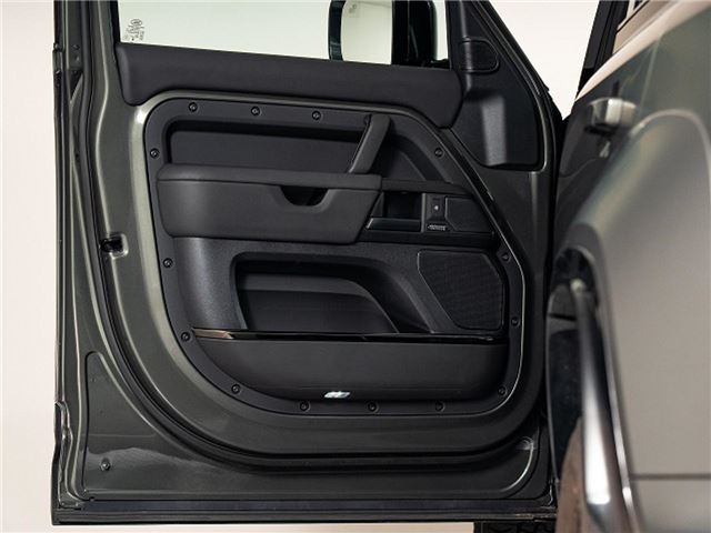 صورة 6 لـ 2025 LAND Rover DEFENDER