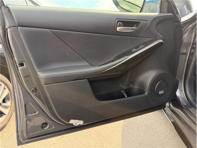 صورة مصغرة 32 لـ 2022 Lexus IS