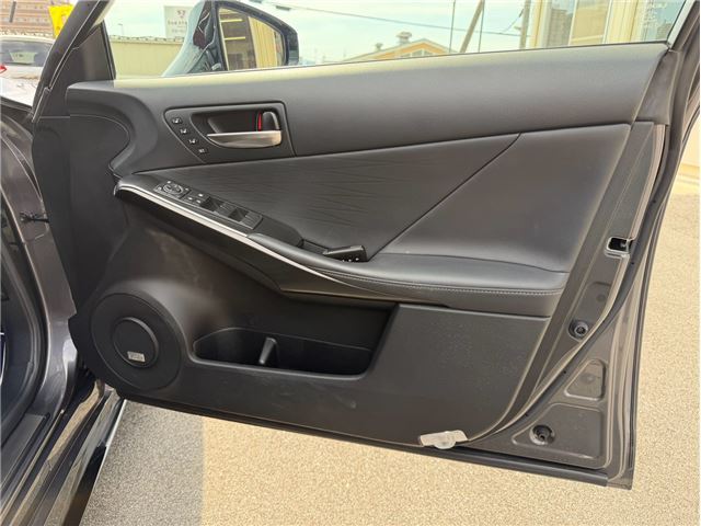 صورة مصغرة 33 لـ 2022 Lexus IS