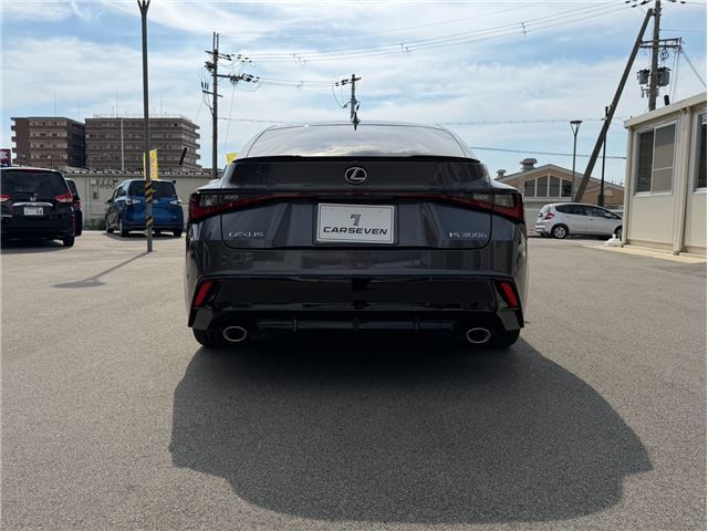 2022 Lexus IS photo 7