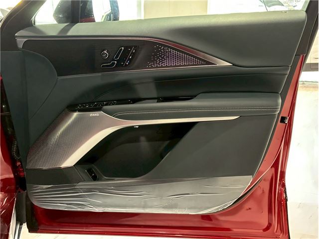 2025 Cadillac LYRIQ — миниатюра 19