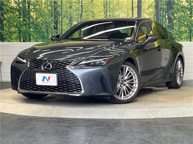 2022 Lexus IS photo 1