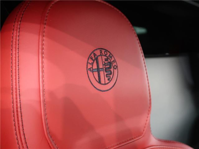 صورة 8 لـ 2015 ALFA Romeo 4C