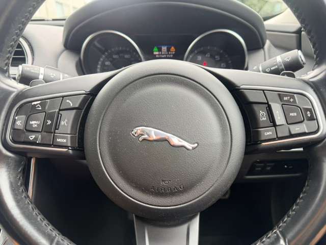 2015 Jaguar XE — миниатюра 16