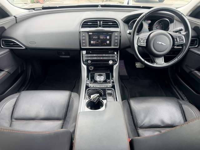 2015 Jaguar XE — миниатюра 30