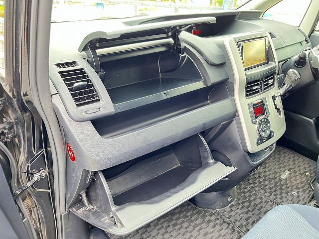 2011 Toyota VOXY thumbnail 21