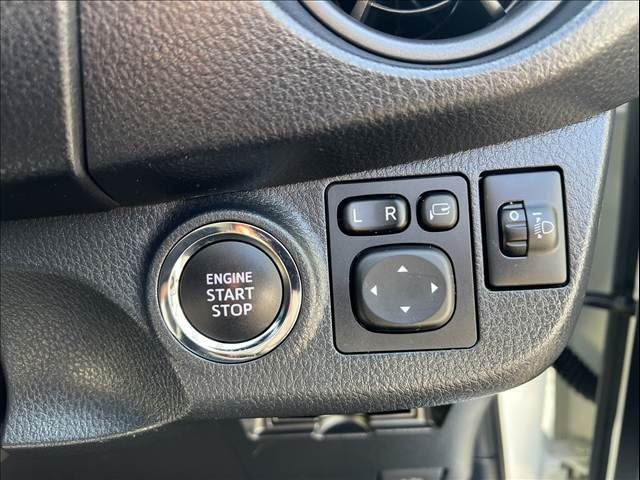 2017 Toyota VITZ — миниатюра 21