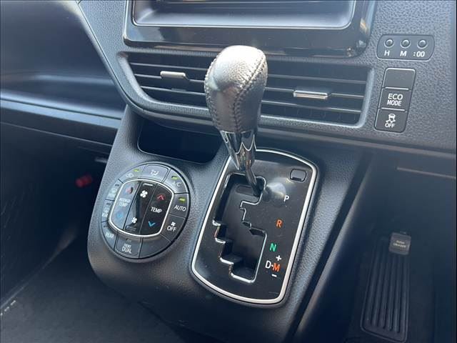2015 Toyota NOAH — миниатюра 24
