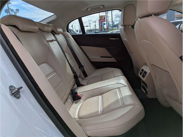 2015 Jaguar XE — миниатюра 12