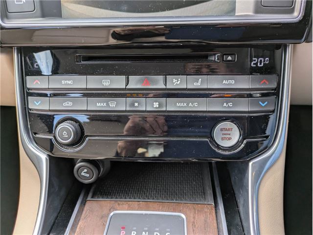 2015 Jaguar XE — миниатюра 25