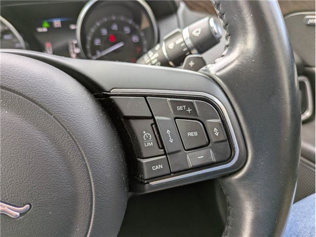 2015 Jaguar XE — миниатюра 32
