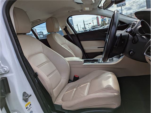 2015 Jaguar XE — фото 10