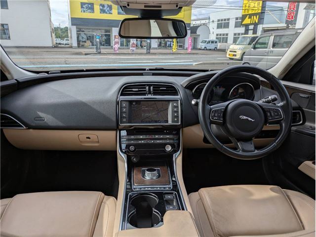 2015 Jaguar XE — фото 9