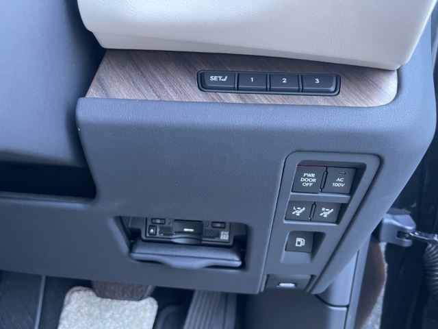 2025 Lexus LM thumbnail 19