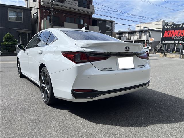 2019 Lexus ES photo 3