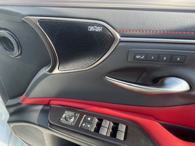 2019 Lexus ES thumbnail 32