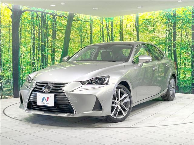 2017 Lexus IS photo 1