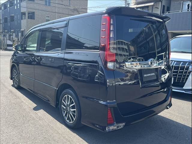 صورة 10 لـ 2015 Toyota NOAH