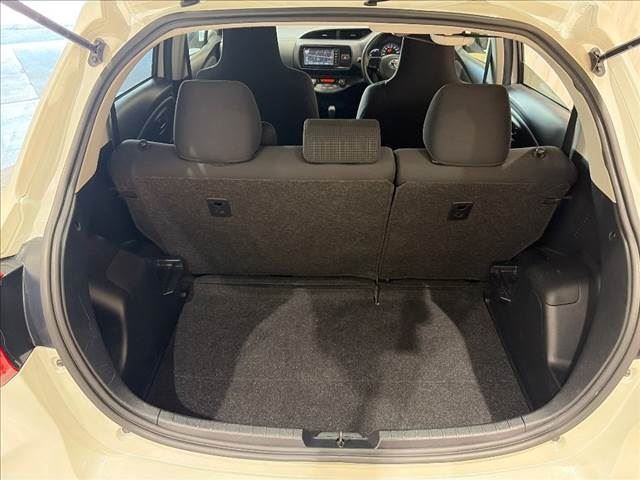 2017 Toyota VITZ — фото 10