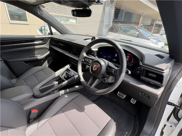 صورة مصغرة 33 لـ 2025 Porsche MACAN ELECTRIC