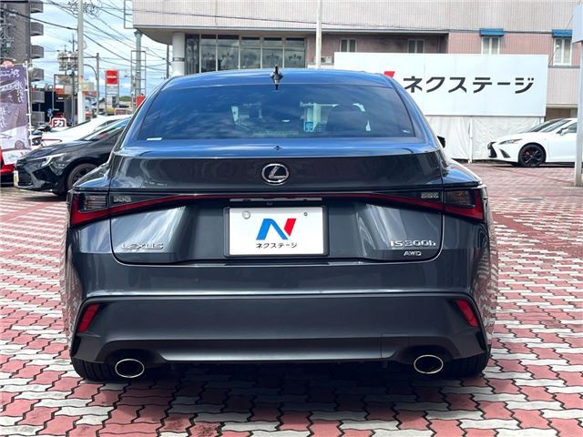 2021 Lexus IS photo 9