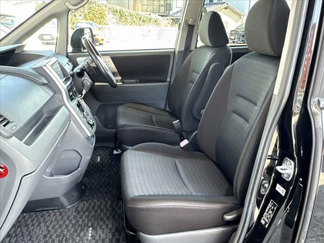 2010 Toyota VOXY — миниатюра 18