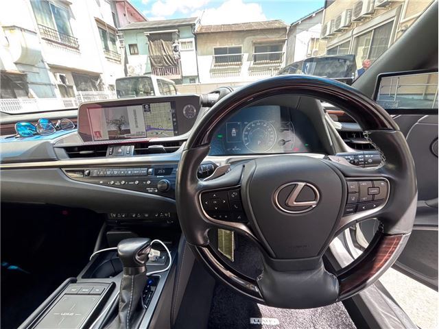2019 Lexus ES photo 9